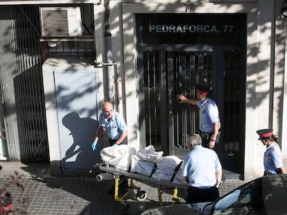 Momento en que retiran el cuerpo de una mujer asesinada por su pareja en Barcelona en 2014. 