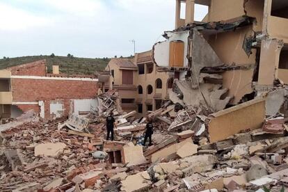 Los equipos de emergencia inspeccionan el edificio derrumbado, este miércoles en Peñíscola.