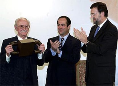 José Bono y Mariano Rajoy entregan el premio a Vidal de Nicolás, presidente del Foro Ermua.