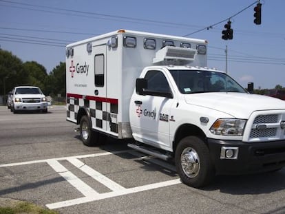 A ambulância que leva Nancy Writebol chega escoltada ao hospital da Universidade Emory.