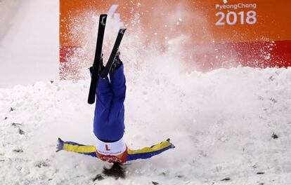 Xu Mengtao, de China, cae durante la prueba de esquí freestyle en el Phoenix Snow Park, durante los Juegos Olímpicos de Invierno de Pyeongchang (Corea del Sur), el 16 de febrero de 2018.