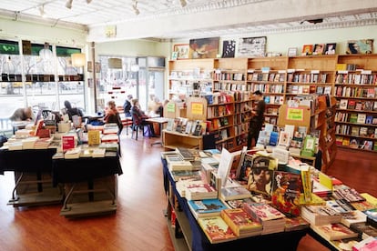 La librería Bluestockings, un lugar para un buen café en el Lower East Side de Nueva York.