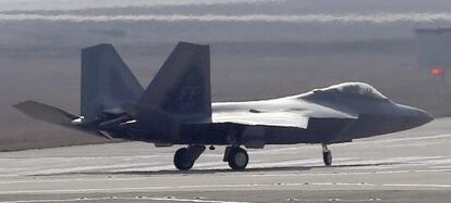 Un F-22 Raptor estadounidense se dirige a la pista de despegue de la base a&eacute;rea de Osan, en el sur de Se&uacute;l.