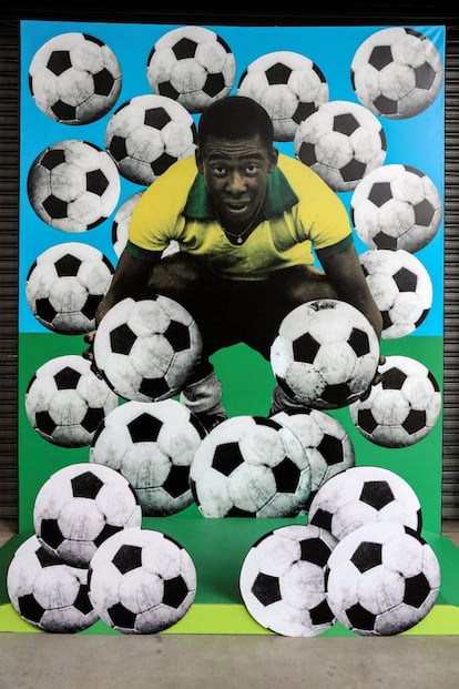 Fotografía de una de las obras de la exposición Pelé 80-El rey del fútbol, inaugurada este jueves en el Museo del Fútbol de São Paulo (Brasil). La exposición hace un repaso a la biografía de Edson Arantes do Nascimento, desde sus orígenes humildes en los que empezó a trabajar siendo un crío malvendiendo cacahuetes y limpiando botas en una estación de tren, pasando por los 18 años que estuvo en el Santos y los tres mundiales que ganó con Brasil, hasta su retirada en 1977.