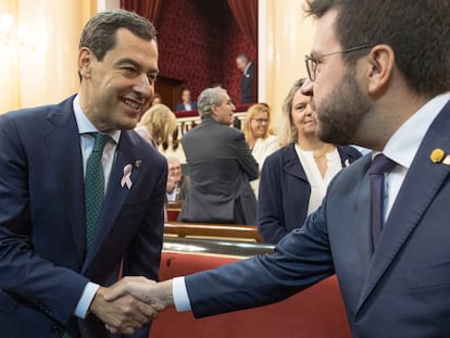 El presidente de Andalucía, Juanma Moreno, saluda al de la Generalitat, Pere Aragonés, este jueves en el Senado.
