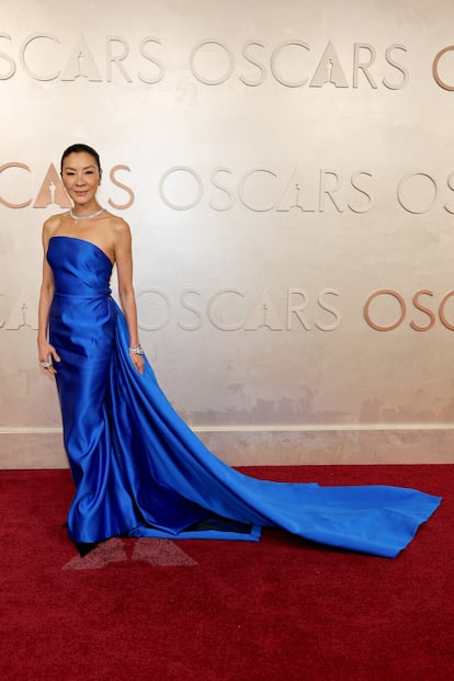 Michelle Yeoh, ganadora del Oscar por 'Todo a la vez en todas partes' en 2023, llamó la atención de azul eléctrico con un vestido de larga cola. Se trataba de un diseño de Balenciaga, firma de la que es imagen.