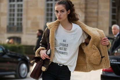 La modelo Camille Hurel, con la camiseta con la frase de Chimamanda Ngozi Adichiet" en un desfile de Dior en París en enero.