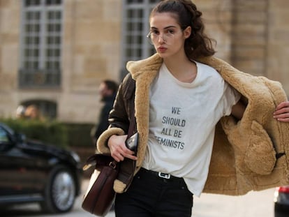 La modelo Camille Hurel, con la camiseta con la frase de Chimamanda Ngozi Adichiet&quot; en un desfile de Dior en Par&iacute;s en enero.
