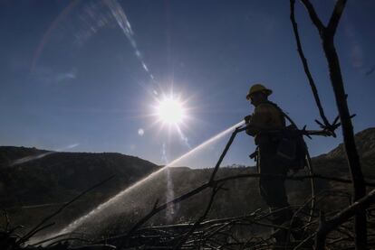 Un bombero trabaja en una zona arrasada por el fuego en West Hills, el 11 de noviembre.