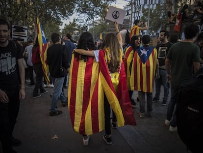 Dos chicas, una con la bandera independentista catalana, la otra con la bandera espa&ntilde;ola, se manifiestan en Barcelona el pasado 3 de octubre en contra de la actuaci&oacute;n policial del 1-O. 