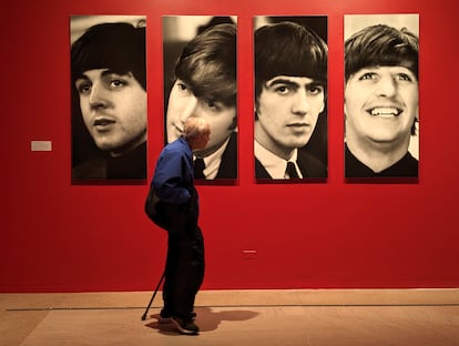 Una persona camina frente a retratos de The Beatles durante la exposición 'Ojos de la tormenta', el 1 de mayo de 2024, en el Museo de Brooklyn, en Nueva York (Estados Unidos).