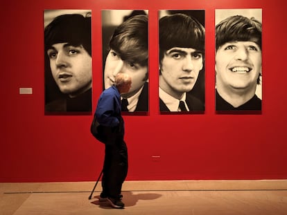 Una persona camina frente a retratos de The Beatles durante la exposición 'Ojos de la tormenta', el 1 de mayo de 2024, en el Museo de Brooklyn, en Nueva York (Estados Unidos).