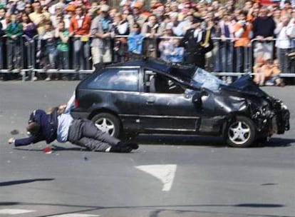 Un coche irrumpe en el desfile del Día de la Reina, en la ciudad holandesa de Apeldoorn, y atropella a 17 personas.