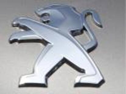 Combo de dos fotografías de archivo sin fechar con los logotipos de Peugeot (i) y Citroen. EFE/Archivo