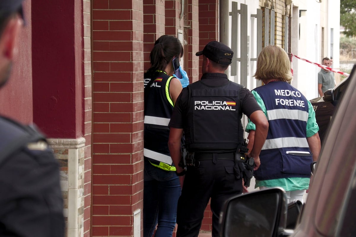 La Guardia Civil busca en Sevilla a un hombre que apuñaló a su expareja tras quebrar una orden de alejamiento