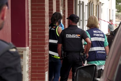 Detención por la Policía de un hombre sospechoso del asesinato de su mujer en el barrio de Valdezorras, en Sevilla, en septiembre de 2025.