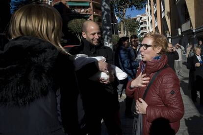 Manuela Moreno, una de les afortunades guanyadores del primer premi del Sorteig de Reis, parla amb diversos veïns sobre el premi que aquest any ha estat molt repartit a Catalunya i que ha deixat diversos premiats a Badalona.