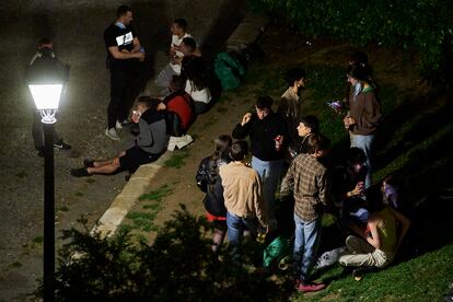 Varias pandillas de jóvenes se concentran el domingo para hacer botellón en el Parque de las Vistillas.