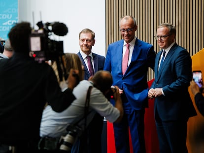 Candidato en Sajonia de la CDU, Michael Kretschmer; el líder del partido a nivel nacional, Friedrich Merz; y el aspirante conservador en Turingia, Mario Voigt