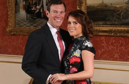 La princesa Eugenia y su prometido Jack Brooksbank en el Palacio de Buckingham en Londres este lunes.