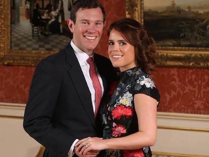 La princesa Eugenia y su prometido Jack Brooksbank en el Palacio de Buckingham en Londres este lunes.