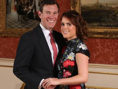 La princesa Eugenia y su prometido Jack Brooksbank en el Palacio de Buckingham en Londres este lunes.