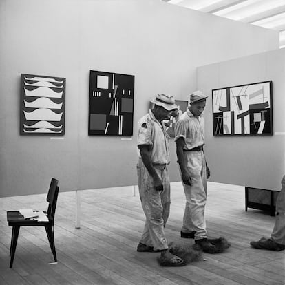 Montagem da I Bienal do Museu de Arte Moderna de São Paulo, esplanada do Trianon, avenida Paulista, 1951. Homens limpam a sala da delegação suíça, com pinturas de Sophie H. Taeuber-Arp