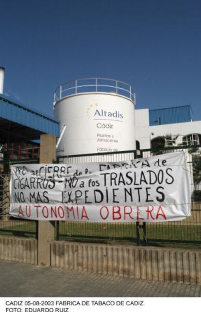 Imagen del exterior de la f&aacute;brica de Altadis de C&aacute;diz, durante las protestas contra el cierre de la f&aacute;brica, en 2003.  
 