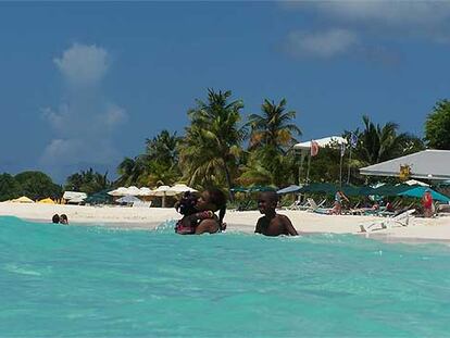 Playa de Shoal Bay West, una de las más concurridas de la isla caribeña de Anguilla.