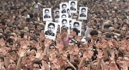 Manifestación en Barcelona por el asesinato de Miguel Ángel Blanco, en julio de 1997.