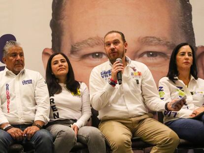 Santiago Taboada habla durante una conferencia de prensa junto a otros candidatos a alcaldes de la Coalición Va Por la Ciudad, el 29 de abril.