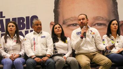 Santiago Taboada habla durante una conferencia de prensa junto a otros candidatos a alcaldes de la Coalición Va Por la Ciudad, el 29 de abril.