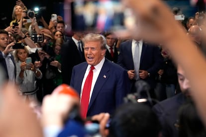 El candidato republicano a la presidencia, Donald Trump, habla con los periodistas después del debate con la candidata demócrata, Kamala Harris, el martes en Filadelfia. 

