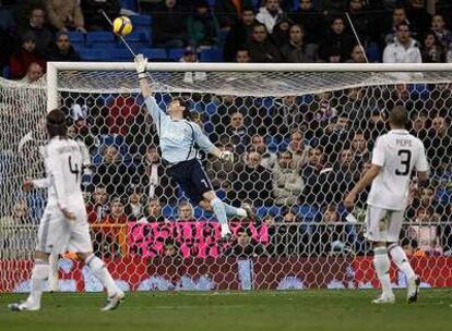 Casillas despeja un tiro de Lafita, en el partido que enfrentó al Madrid y al Deportivo el domingo, ante Sergio Ramos y Pepe.