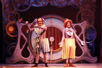 Los dos intérpretes del carillón humano de la compañía La Tal, en el Circo Price.