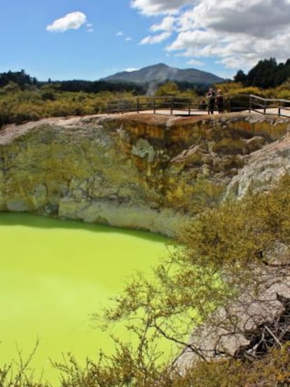 El cráter del diablo, en la reserva de Wai-O-Tapu, Rotorua (Nueva Zelanda).