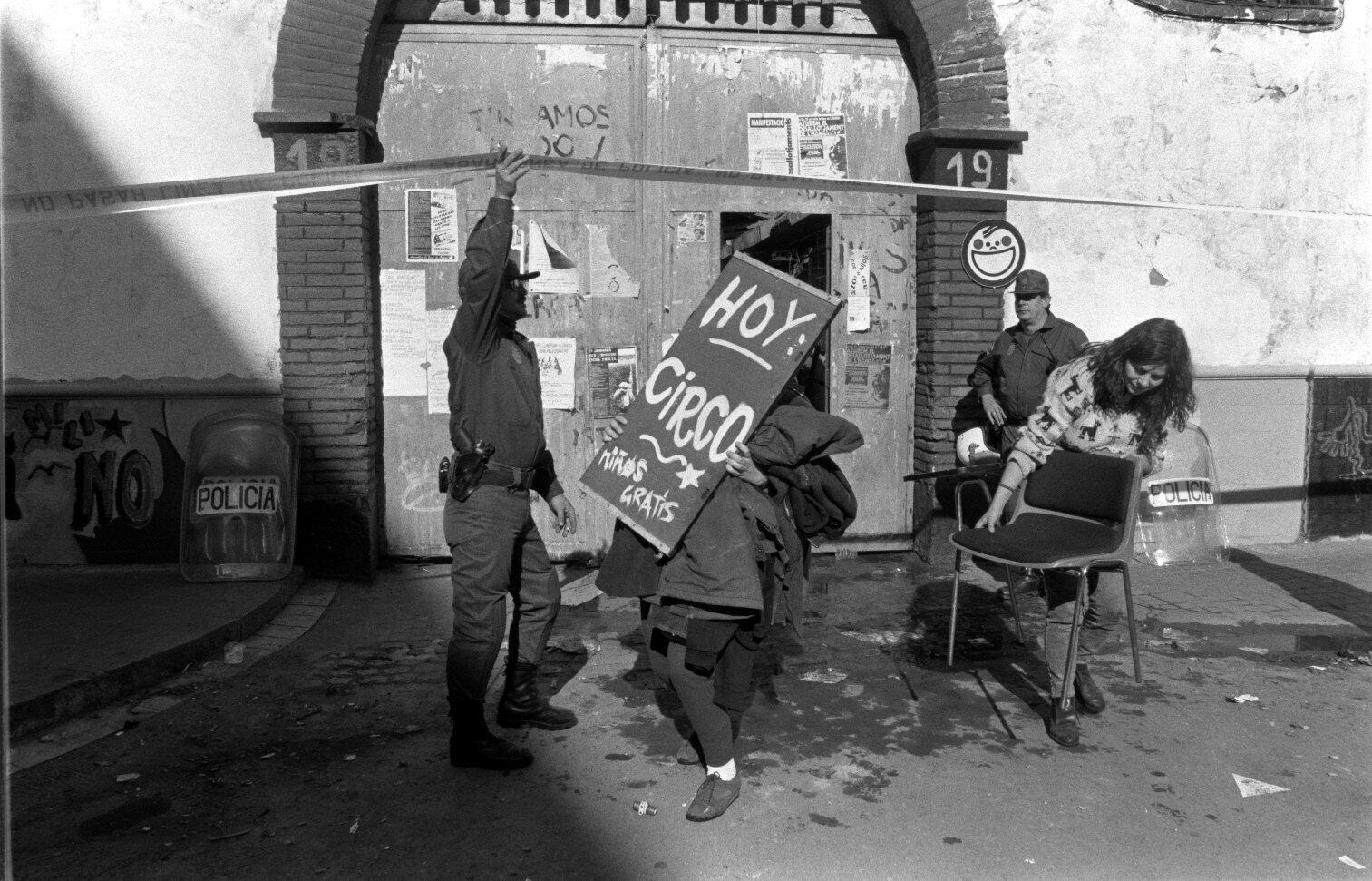 Un anuncio de actividades circenses es transportado durante el desalojo de una casa okupa en Barcelona en 1997.