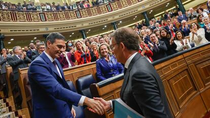 El líder del PP, Alberto Núñez Feijóo, al final de la sesión de investidura, acude a felicitar al presidente del Gobierno, Pedro Sánchez.