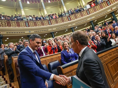 El líder del PP, Alberto Núñez Feijóo, al final de la sesión de investidura, acude a felicitar al presidente del Gobierno, Pedro Sánchez.