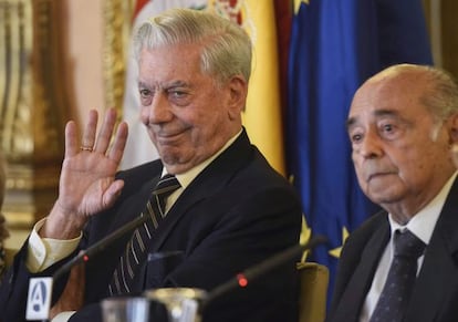 Mario Vargas Llosa (esquerra) en un acte a la Casa Am&eacute;rica de Madrid. 