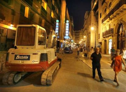 Obras de reasfaltado en la calle de Lauria, en el centro de Valencia.