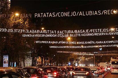 Instalación de la artista Eva Lootz como iluminación navideña en el paseo de Recoletos, de Madrid, en 2004.