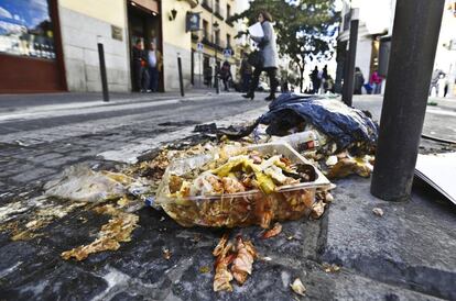 Décimo día de huelga de los trabajadores del servicio de limpieza de Madrid. En la imagen, restos de comida tirados en la calle de Jesús, 15 de noviembre de 2013.