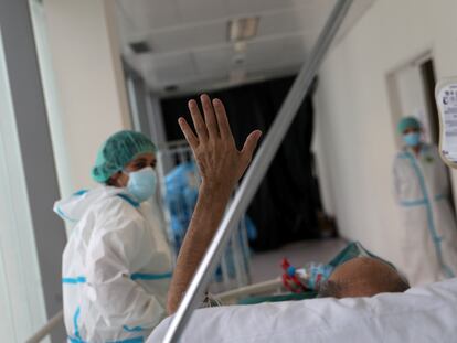 Un paciente saluda al salir de la UCI en el Infanta Sofía.
