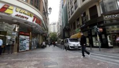 Agencia de viajes y diversas tiendas, en la zona comercial del entorno de las calles San Vicente, Poeta Querol y Barcas, en Valencia. EFE/Archivo