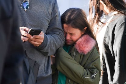 Uma menina chora na área do atentado em Nova York