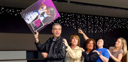Miembros del jurado posan con el cartel ganador del concurso de la Aste Nagusia 2013.