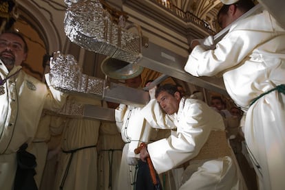 Antonio Banderas, ayer, bajo los varales de la Virgen de Lágrimas y Favores.