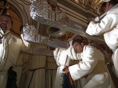 Antonio Banderas, ayer, bajo los varales de la Virgen de Lágrimas y Favores.