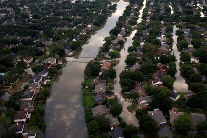 Viviendas parcialmente sumergidas por las inundaciones del huracán en una zona residencial al noroeste de Houston, el 30 de agosto.